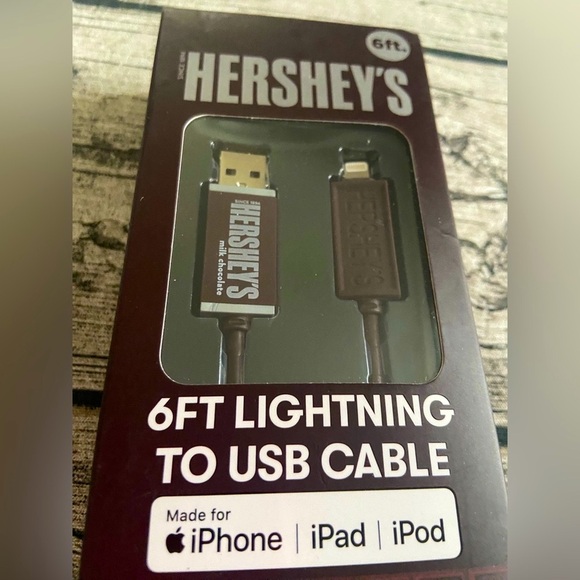 NWT! Lightning USB cable. Charger with Hershey’s candy bar design. New in box! - Picture 3 of 7